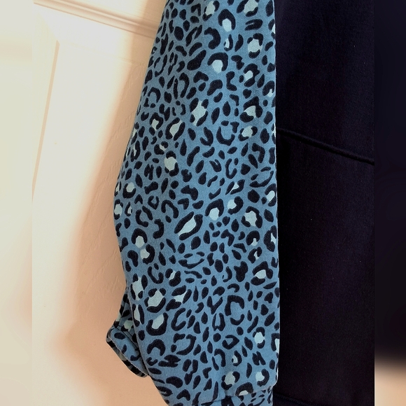 Time & Tru, XL (16-18), Woman's Dark Navy Blue Animal Print Hoodie - Picture 6 of 6